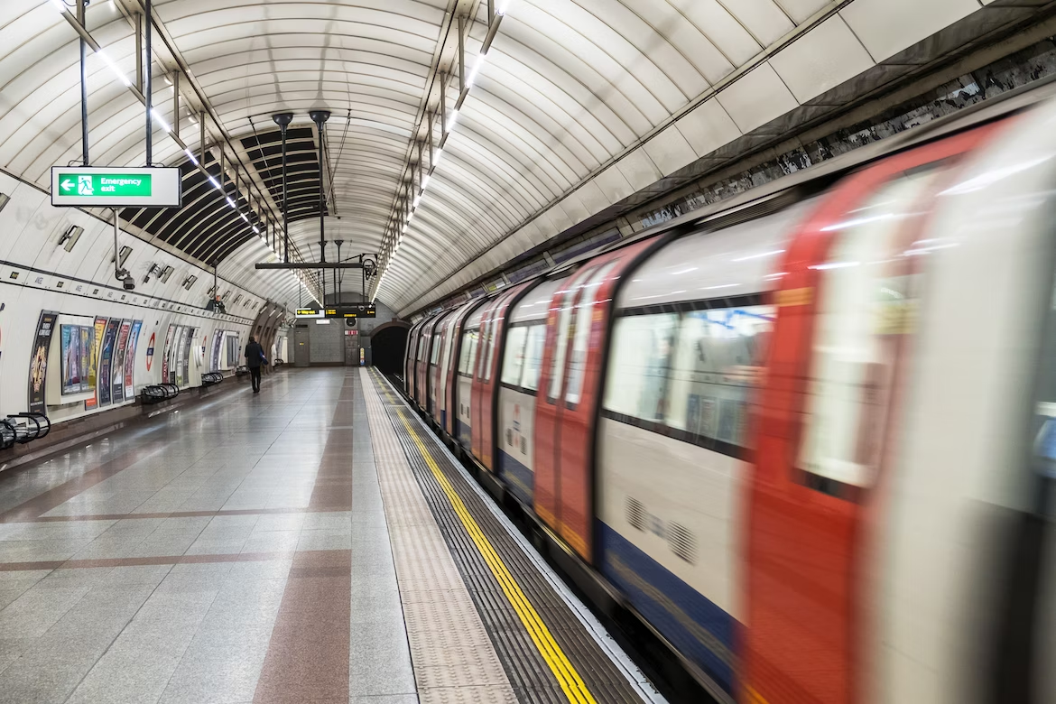 Navigating London Public Transport: Trains, Buses, & More