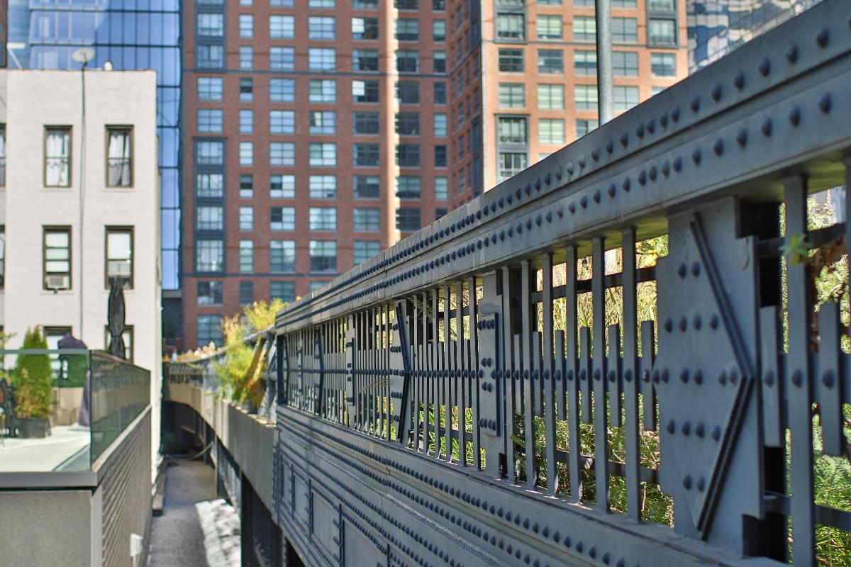 High Line: A Unique Urban Park Experience in New York City