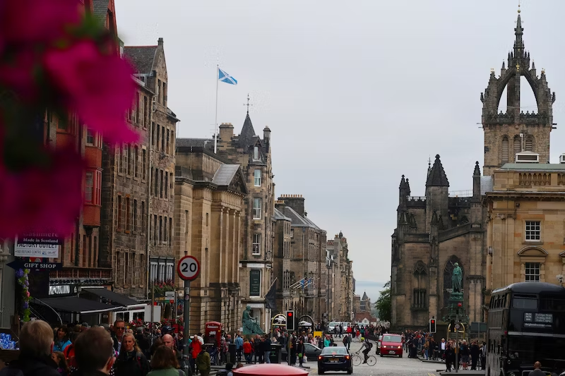 Edinburgh: How to Book Affordable Accommodation in the City