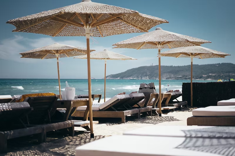 Seaside Socializing: The Best Beachfront Bars & Pubs in Nice